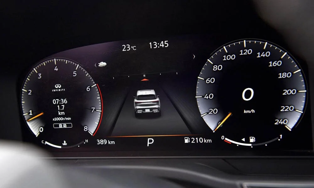 Фото Infiniti QX60 (2024) — приборная панель. Скорость, запас хода и подсказки ассистентов перед глазами. Компоновка приборов настраивается в меню у большинства версий Infiniti QX60 (2024) — приборная панель