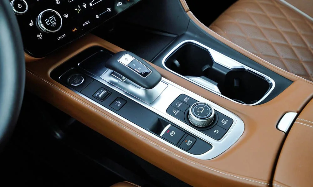 Фото Infiniti QX60 (2024) — селектор коробки передач. Управление коробкой: компактный селектор освобождает место на тоннеле Infiniti QX60 (2024) — селектор коробки передач