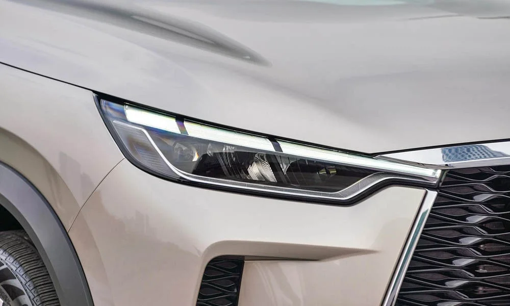 Фото Infiniti QX60 (2024) — передняя оптика. Линзы и секции ходовых огней крупным планом Infiniti QX60 (2024) — передняя оптика