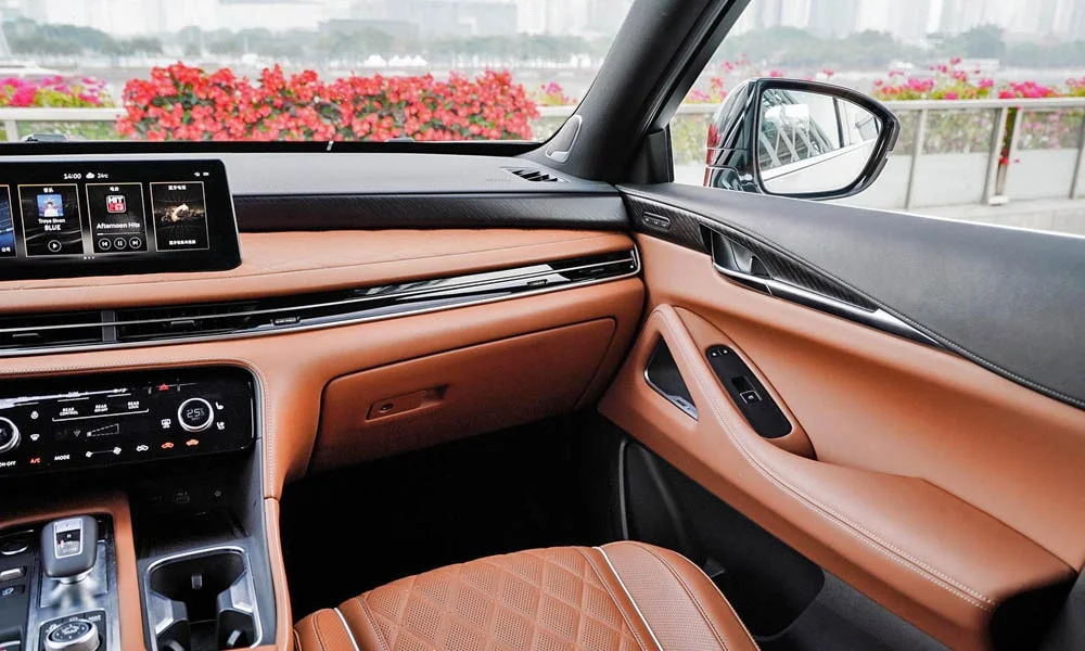 Фото Infiniti QX60 (2024) — интерьер. Общий план салона: архитектура панели, консоль и кресла. Светлая гамма зрительно расширяет салон, тёмная — практичнее в уходе Infiniti QX60 (2024) — интерьер