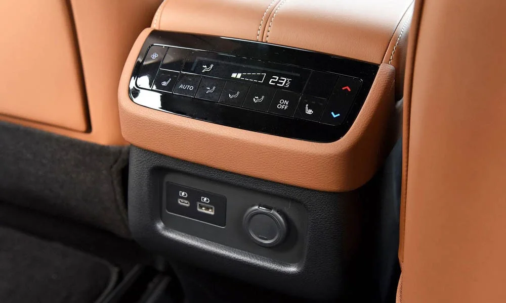Фото Infiniti QX60 (2024) — интерьер, фото 4. Общий план салона: архитектура панели, консоль и кресла. Уровень отделки читается по стыкам панелей и мягким поверхностям в зонах касания Infiniti QX60 (2024) — интерьер, фото 4