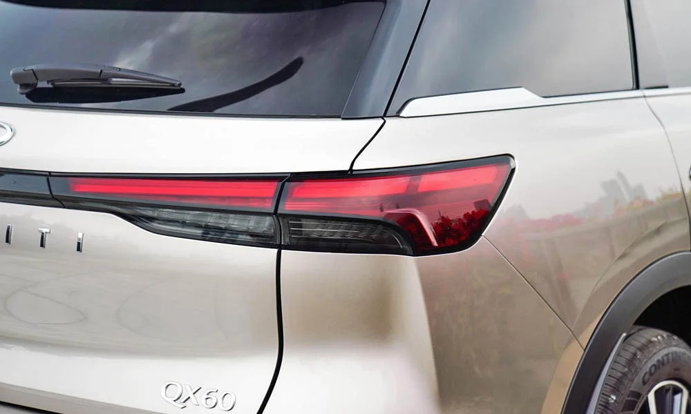 Фото Infiniti QX60 (2024) — вид сзади, фото 4. Графика фонарей, бампер и оформление пятой двери Infiniti QX60 (2024) — вид сзади, фото 4