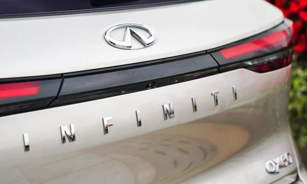 Фото Infiniti QX60 (2024) — вид сзади, фото 5. Графика фонарей, бампер и оформление пятой двери. Светодиодная полоса или раздельные секции — задняя оптика стала главным украшением кормы Infiniti QX60 (2024) — вид сзади, фото 5