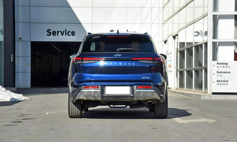 Фото Infiniti QX60 (2024) — вид сзади, фото 6. Синий кузов сзади — фонари и бампер определяют ночной образ модели Infiniti QX60 (2024) — вид сзади, фото 6