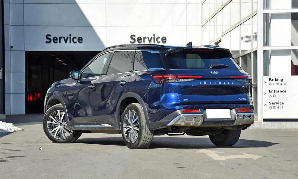 Фото Infiniti QX60 (2024) — вид сзади, фото 7. Синий кузов сзади — фонари и бампер определяют ночной образ модели. Насадки выхлопа или их имитация внизу бампера различают версии Infiniti QX60 (2024) — вид сзади, фото 7