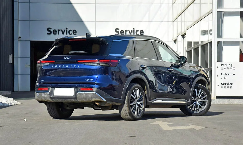 Фото Infiniti QX60 (2024) — вид сзади, фото 8. Линия крыши, стойки и задняя дверь в синем исполнении Infiniti QX60 (2024) — вид сзади, фото 8