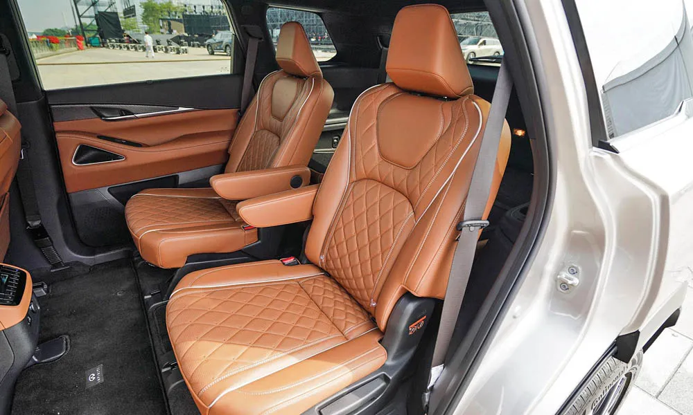 Фото Infiniti QX60 (2024) — задние сиденья. Посадка второго ряда: подголовники и подлокотник. Крепления ISOFIX для детских кресел — в основании спинки Infiniti QX60 (2024) — задние сиденья