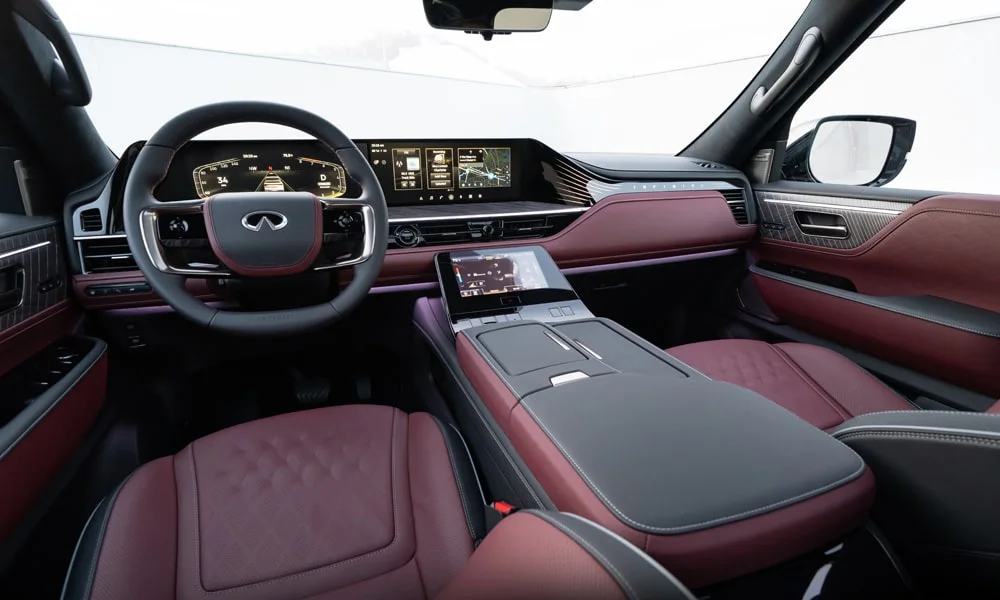 Фото Infiniti QX80 (2024) — передняя панель. Компоновка экранов, дефлекторов и консоли Infiniti QX80 (2024) — передняя панель