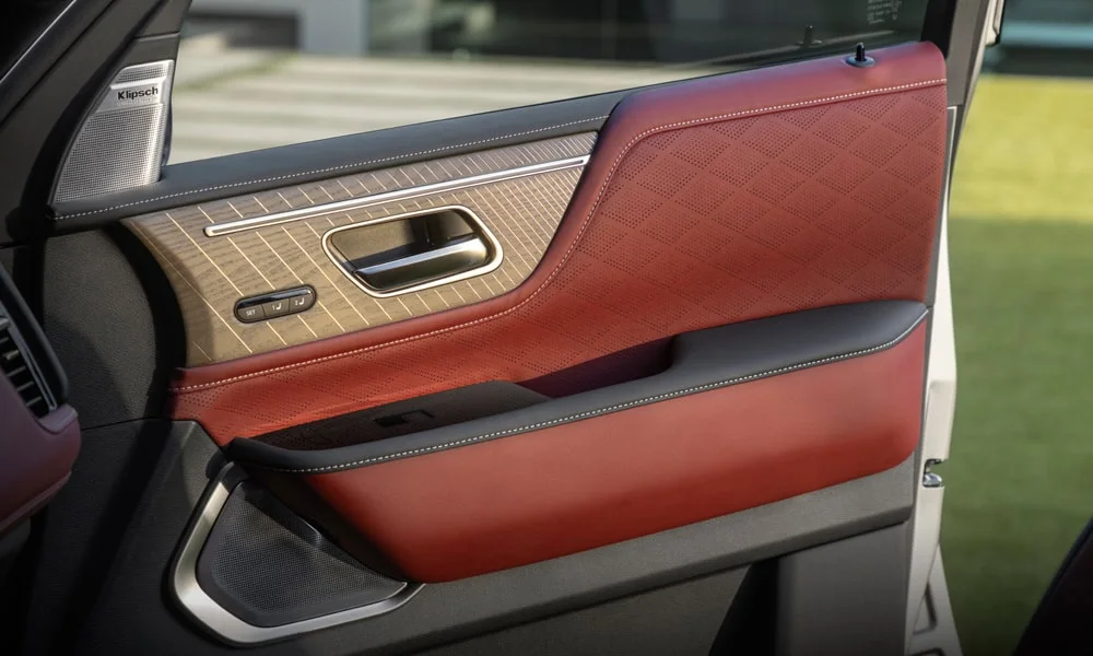 Фото Infiniti QX80 (2024) — дверная карта. Подлокотник, динамик и блок стеклоподъёмников Infiniti QX80 (2024) — дверная карта