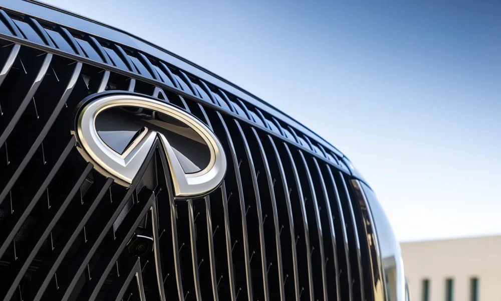 Фото Infiniti QX80 (2024) — вид спереди, фото 5. Кузов в чёрном цвете: рисунок оптики и решётки задаёт узнаваемое «лицо» модели. Дневные ходовые огни включаются автоматически с запуском Infiniti QX80 (2024) — вид спереди, фото 5