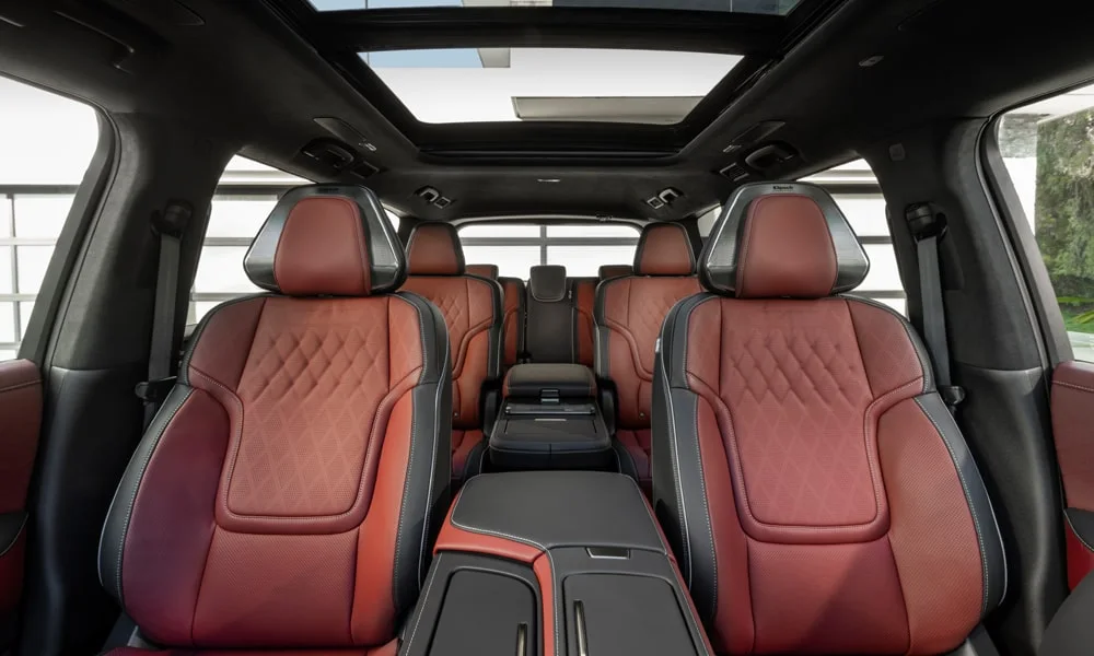 Фото Infiniti QX80 (2024) — интерьер. Общий план салона: архитектура панели, консоль и кресла Infiniti QX80 (2024) — интерьер