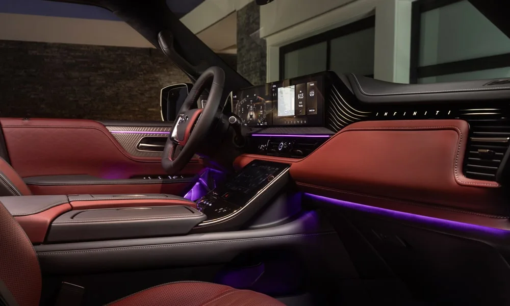 Фото Infiniti QX80 (2024) — интерьер, фото 3. Общий план салона: архитектура панели, консоль и кресла. Уровень отделки читается по стыкам панелей и мягким поверхностям в зонах касания Infiniti QX80 (2024) — интерьер, фото 3
