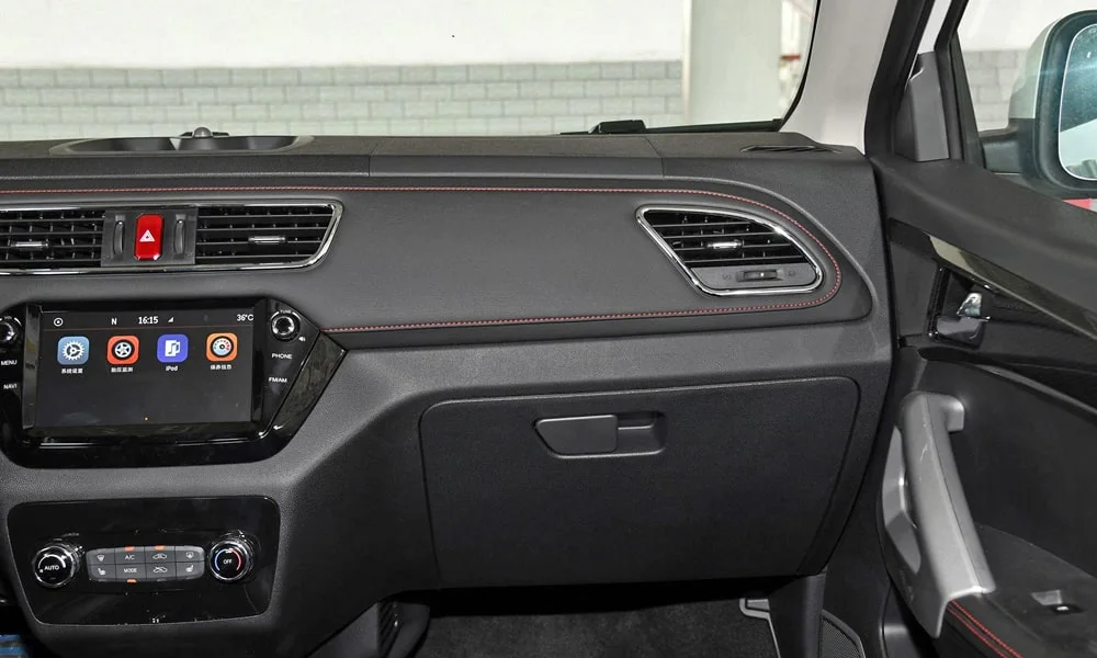 Фото JAC iEV7S — передняя панель. Компоновка экранов, дефлекторов и консоли JAC iEV7S — передняя панель