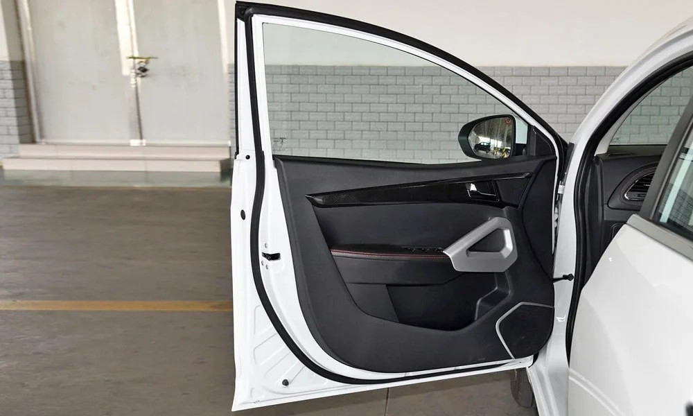 Фото JAC iEV7S — дверная карта. Подлокотник, динамик и блок стеклоподъёмников JAC iEV7S — дверная карта