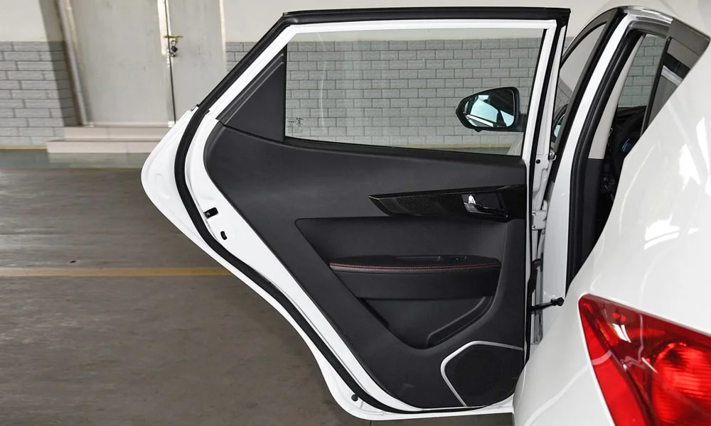 Фото JAC iEV7S — дверная карта, фото 2. Подлокотник, динамик и блок стеклоподъёмников JAC iEV7S — дверная карта, фото 2