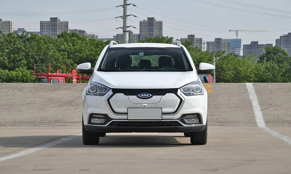 Фото JAC iEV7S — вид спереди, фото 3. Белый кузов, строгая симметрия оптики — базовый ракурс знакомства с дизайном. Дневные ходовые огни включаются автоматически с запуском JAC iEV7S — вид спереди, фото 3