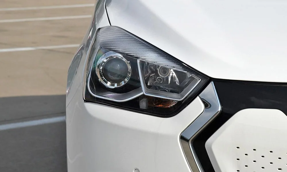Фото JAC iEV7S — вид спереди, фото 4. Анфас: пропорции капота, посадка кузова и графика ходовых огней. Дневные ходовые огни включаются автоматически с запуском JAC iEV7S — вид спереди, фото 4