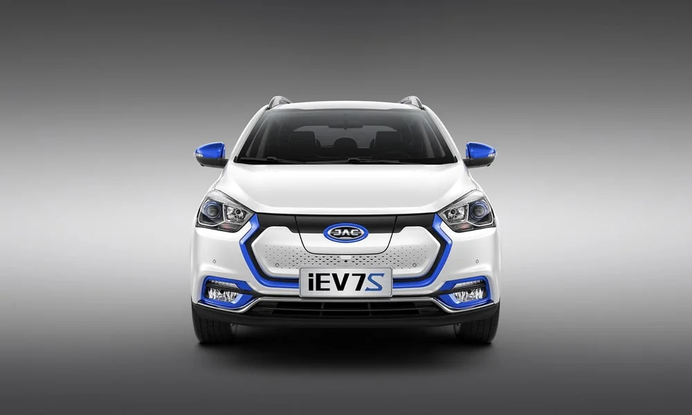 Фото JAC iEV7S — вид спереди, фото 5. Анфас: пропорции капота, посадка кузова и графика ходовых огней. Дневные ходовые огни включаются автоматически с запуском JAC iEV7S — вид спереди, фото 5