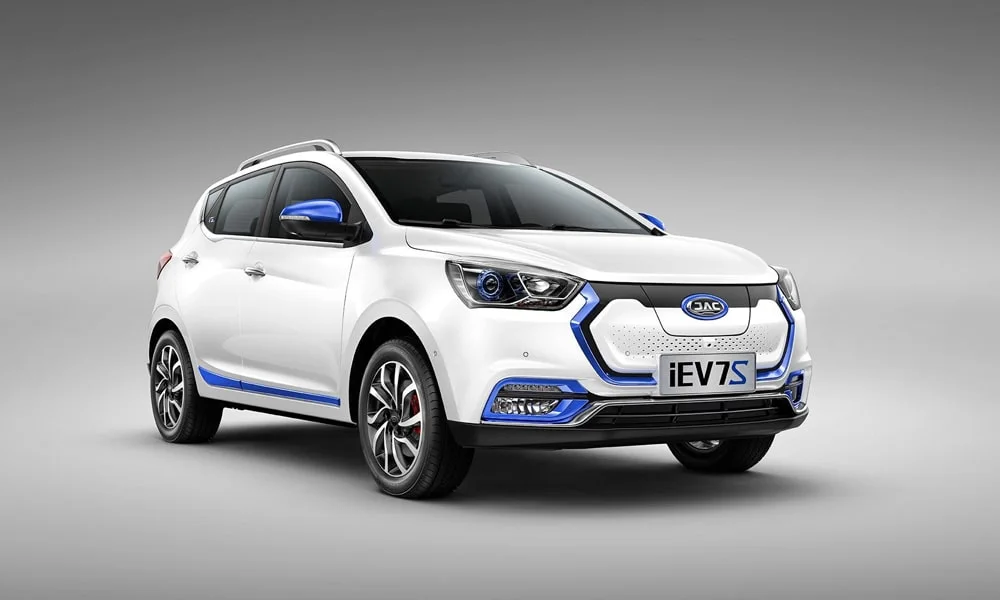 Фото JAC iEV7S — вид спереди, фото 6. Оптика, решётка и бампер — первое впечатление о модели. Дневные ходовые огни включаются автоматически с запуском JAC iEV7S — вид спереди, фото 6