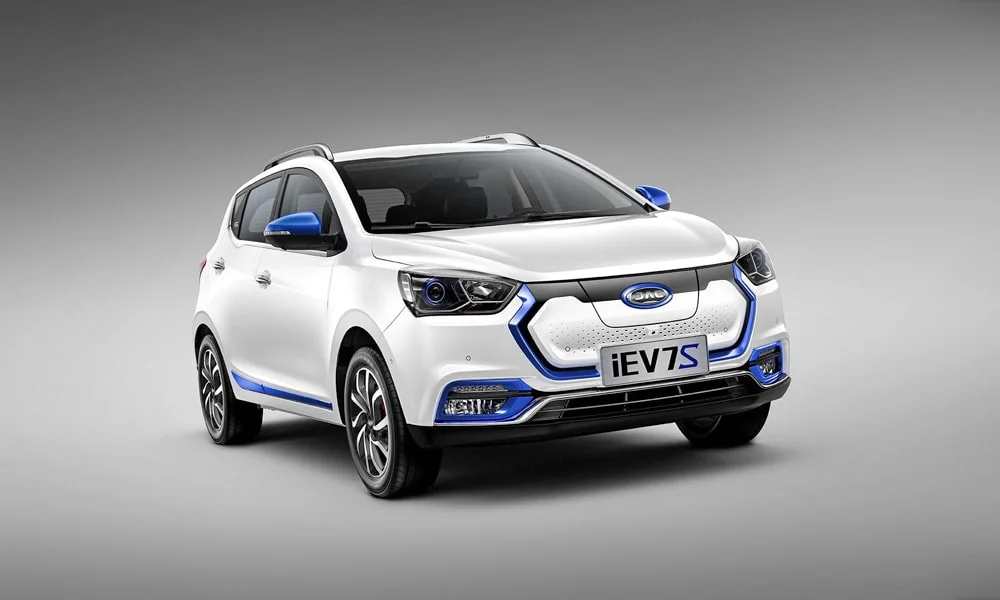 Фото JAC iEV7S — вид спереди, фото 9. Кузов в белом цвете: рисунок оптики и решётки задаёт узнаваемое «лицо» модели JAC iEV7S — вид спереди, фото 9