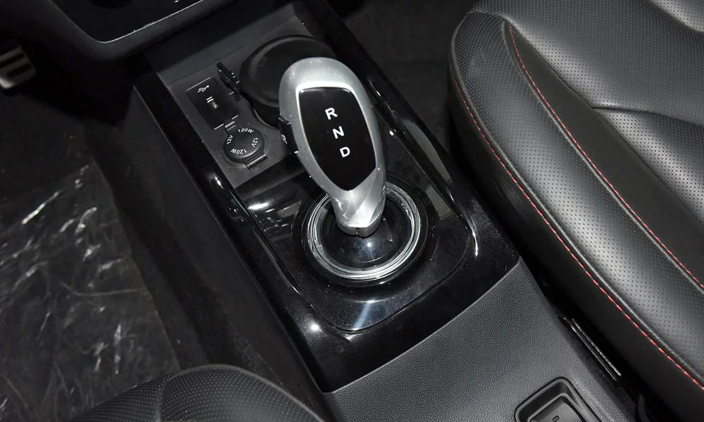 Фото JAC iEV7S — селектор коробки передач. Управление коробкой: компактный селектор освобождает место на тоннеле. Режимы движения и электронный ручник собраны рядом с селектором JAC iEV7S — селектор коробки передач