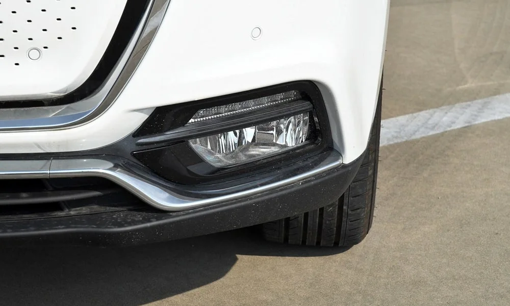 Фото JAC iEV7S — передняя оптика. Линзы и секции ходовых огней крупным планом. Светодиодная оптика служит весь срок жизни машины без замены ламп JAC iEV7S — передняя оптика