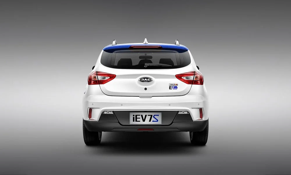 Фото JAC iEV7S — вид сзади, фото 4. Линия крыши, стойки и задняя дверь в белом исполнении. Насадки выхлопа или их имитация внизу бампера различают версии JAC iEV7S — вид сзади, фото 4