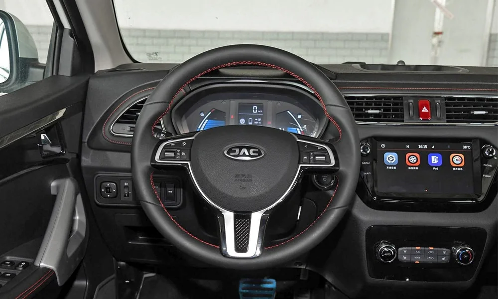 Фото JAC iEV7S — руль. Обшивка обода и компоновка спиц крупным планом. Обогрев обода — опция, которую оценят зимой JAC iEV7S — руль