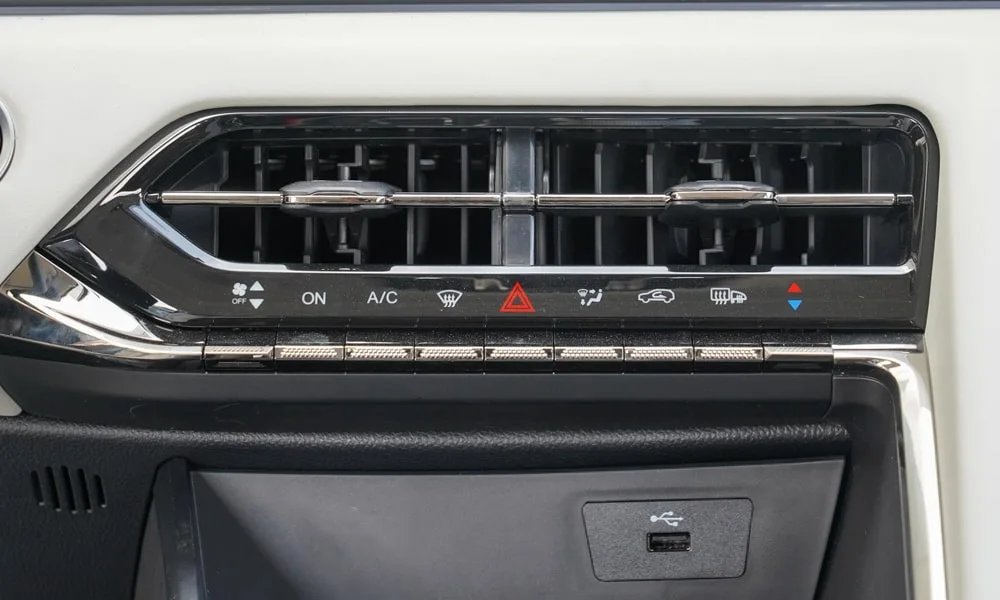 Фото JAC X8 Plus (2024) — блок климат-контроля. Панель климата крупным планом — регулировки доступны на ощупь. Отдельные клавиши климата удобнее сенсорных меню в движении JAC X8 Plus (2024) — блок климат-контроля
