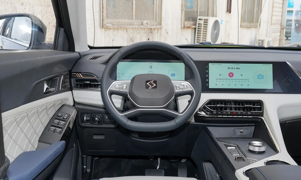 Фото JAC X8 Plus (2024) — передняя панель. Компоновка экранов, дефлекторов и консоли. Минимум физических кнопок — ставка на экранное управление JAC X8 Plus (2024) — передняя панель