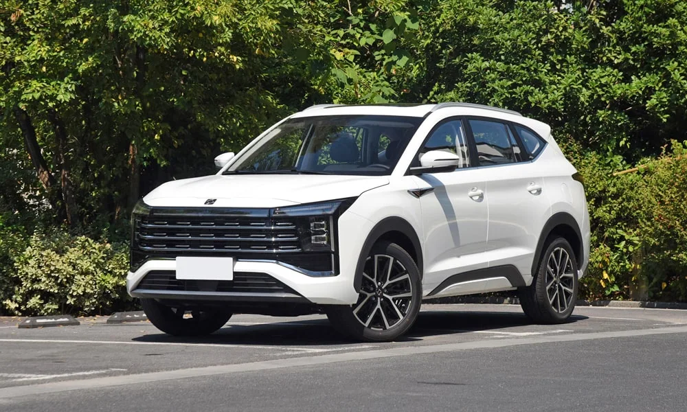 Фото JAC X8 Plus (2024) — вид спереди, фото 5. Передок в белом исполнении — крупная светотехника и выразительный бампер JAC X8 Plus (2024) — вид спереди, фото 5