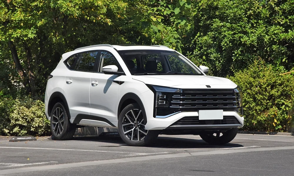 Фото JAC X8 Plus (2024) — вид спереди, фото 6. Белый кузов, строгая симметрия оптики — базовый ракурс знакомства с дизайном. Дневные ходовые огни включаются автоматически с запуском JAC X8 Plus (2024) — вид спереди, фото 6