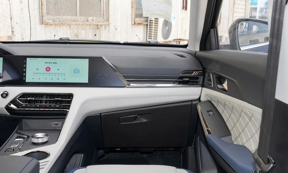 Фото JAC X8 Plus (2024) — интерьер. Общий план салона: архитектура панели, консоль и кресла. Светлая гамма зрительно расширяет салон, тёмная — практичнее в уходе JAC X8 Plus (2024) — интерьер