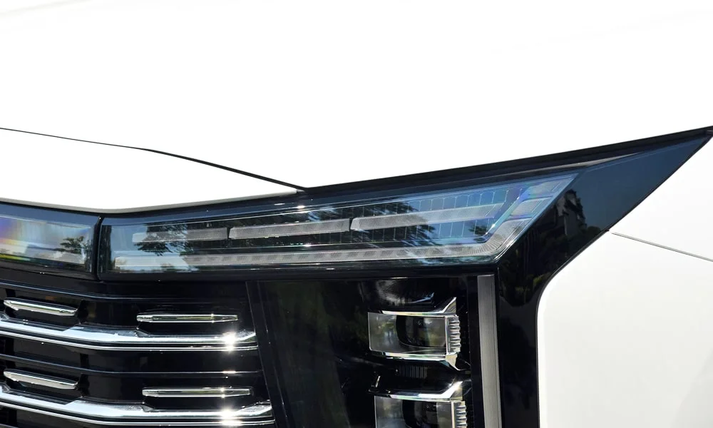 Фото JAC X8 Plus (2024) — интерьер, фото 3. Общий план салона: архитектура панели, консоль и кресла. Светлая гамма зрительно расширяет салон, тёмная — практичнее в уходе JAC X8 Plus (2024) — интерьер, фото 3