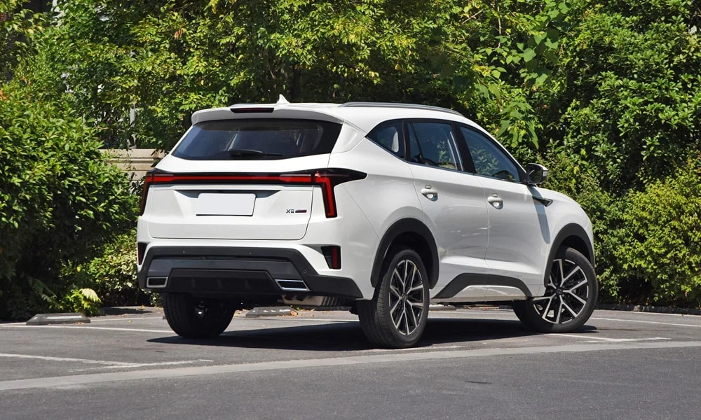 Фото JAC X8 Plus (2024) — вид сзади, фото 7. Графика фонарей, бампер и оформление пятой двери. Насадки выхлопа или их имитация внизу бампера различают версии JAC X8 Plus (2024) — вид сзади, фото 7