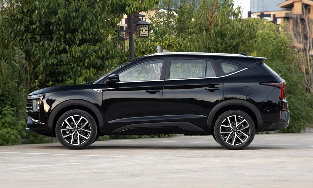 JAC X8 Plus (2024) — вид сбоку