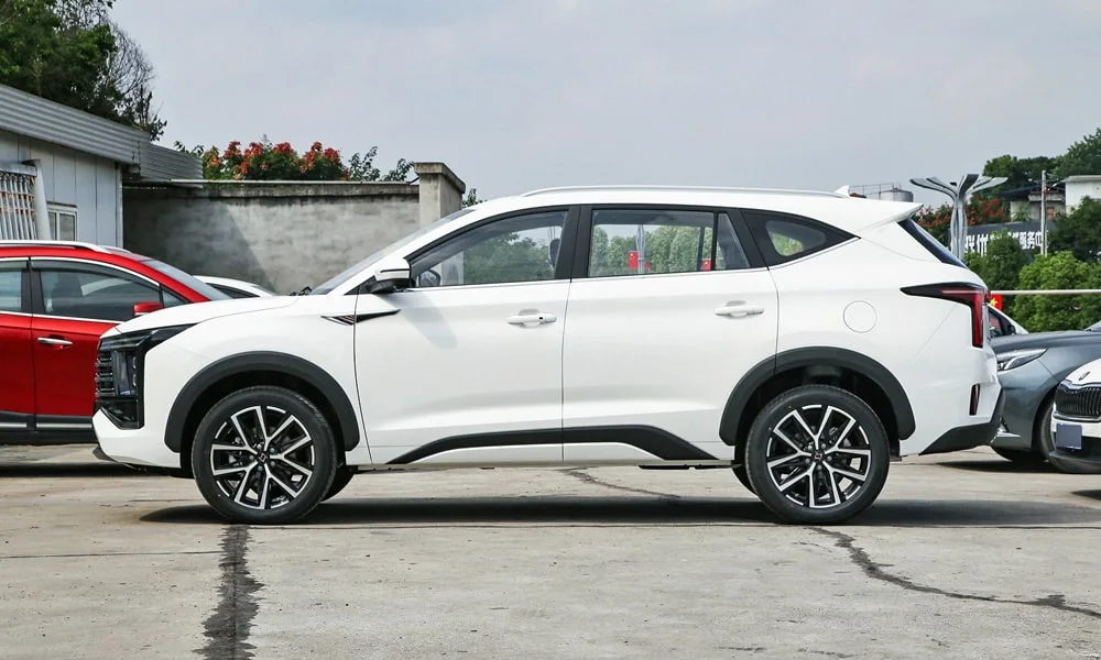 Фото JAC X8 Plus (2024) — вид сбоку, фото 2. Белый кузов в профиль — пропорции, высота посадки и дизайн дисков. Длинная база — простор второго ряда; короткие свесы упрощают парковку JAC X8 Plus (2024) — вид сбоку, фото 2