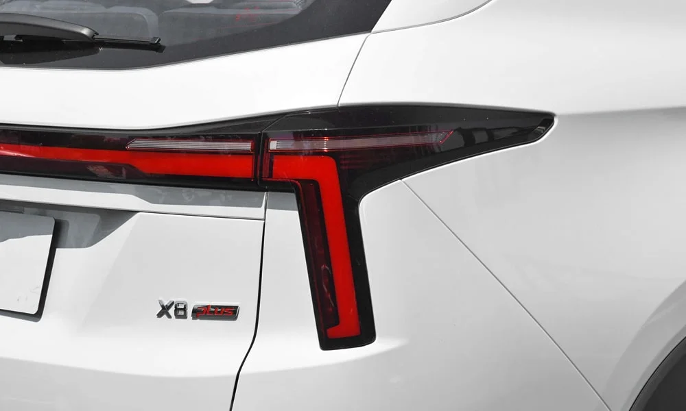 Фото JAC X8 Plus (2024) — задние фонари. Графика секций крупным планом — ночная подпись модели. Динамические поворотники с бегущей индикацией встречаются в старших комплектациях JAC X8 Plus (2024) — задние фонари