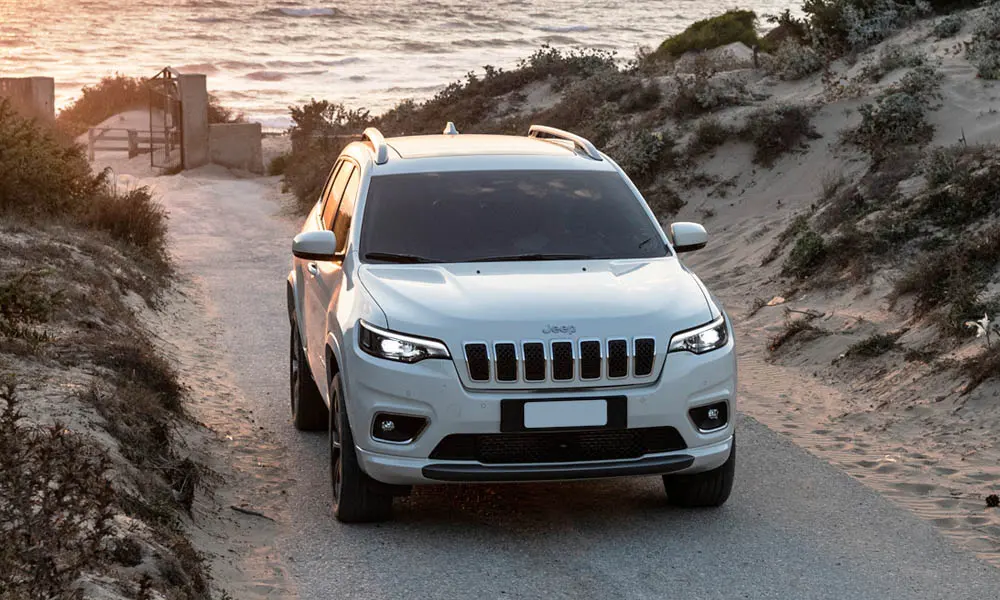 Jeep Cherokee — вид спереди, фото 3