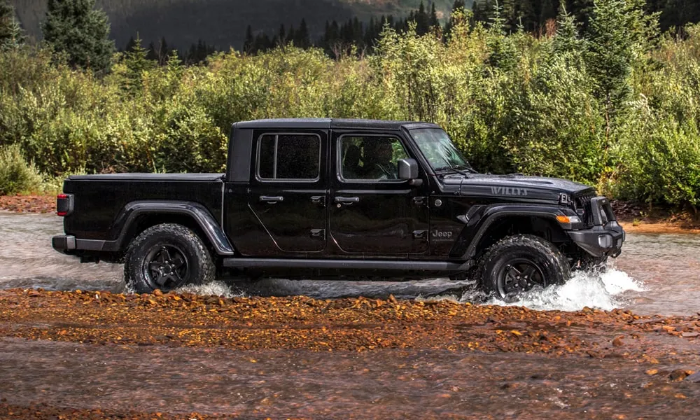 Фото Jeep Gladiator (2024) — вид спереди, фото 10. Анфас: пропорции капота, посадка кузова и графика ходовых огней Jeep Gladiator (2024) — вид спереди, фото 10
