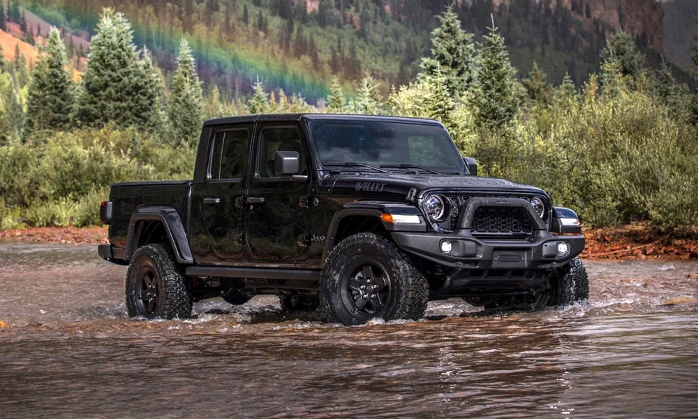 Фото Jeep Gladiator (2024) — вид спереди, фото 11. Оптика, решётка и бампер — первое впечатление о модели. Дневные ходовые огни включаются автоматически с запуском Jeep Gladiator (2024) — вид спереди, фото 11