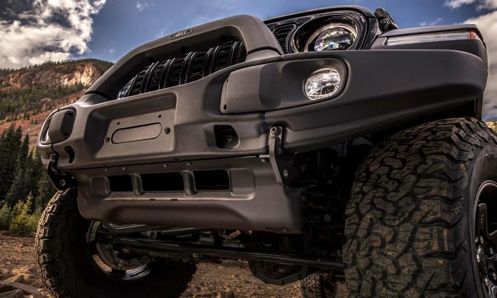 Фото Jeep Gladiator (2024) — вид спереди, фото 14. Передок в сером исполнении — крупная светотехника и выразительный бампер Jeep Gladiator (2024) — вид спереди, фото 14