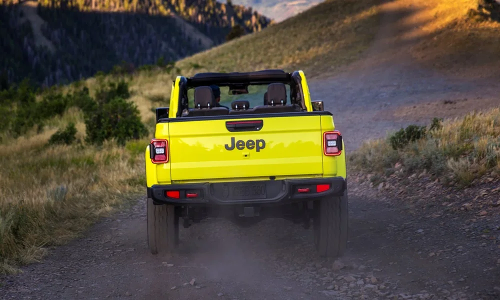 Фото Jeep Gladiator (2024) — вид сзади, фото 3. Жёлтый кузов сзади — фонари и бампер определяют ночной образ модели. Светодиодная полоса или раздельные секции — задняя оптика стала главным украшением кормы Jeep Gladiator (2024) — вид сзади, фото 3