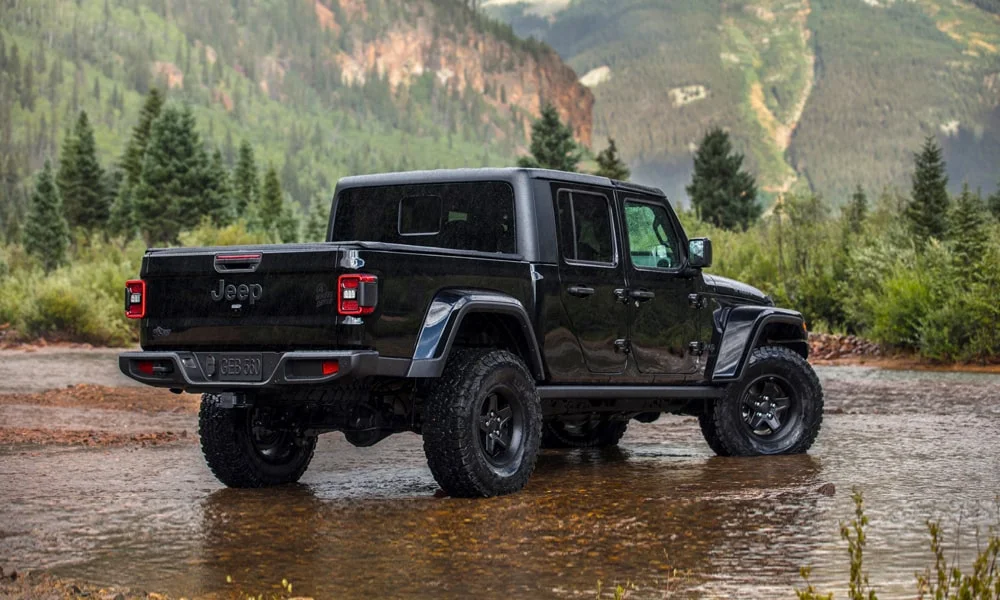 Фото Jeep Gladiator (2024) — вид сзади, фото 4. Корма в чёрном цвете: графика фонарей и пластика пятой двери. Насадки выхлопа или их имитация внизу бампера различают версии Jeep Gladiator (2024) — вид сзади, фото 4
