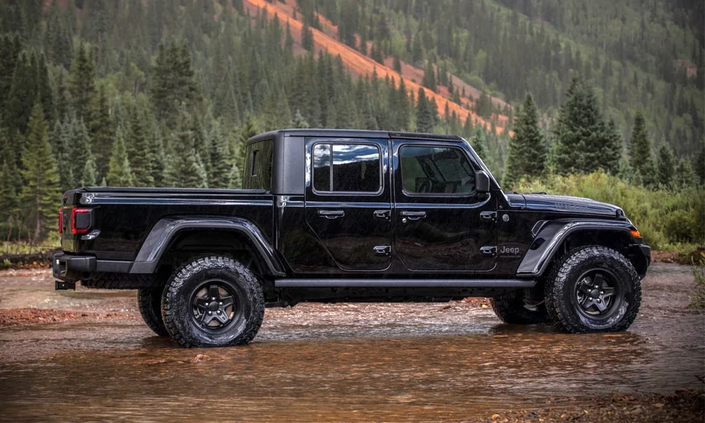 Фото Jeep Gladiator (2024) — вид сзади, фото 5. Графика фонарей, бампер и оформление пятой двери. Светодиодная полоса или раздельные секции — задняя оптика стала главным украшением кормы Jeep Gladiator (2024) — вид сзади, фото 5
