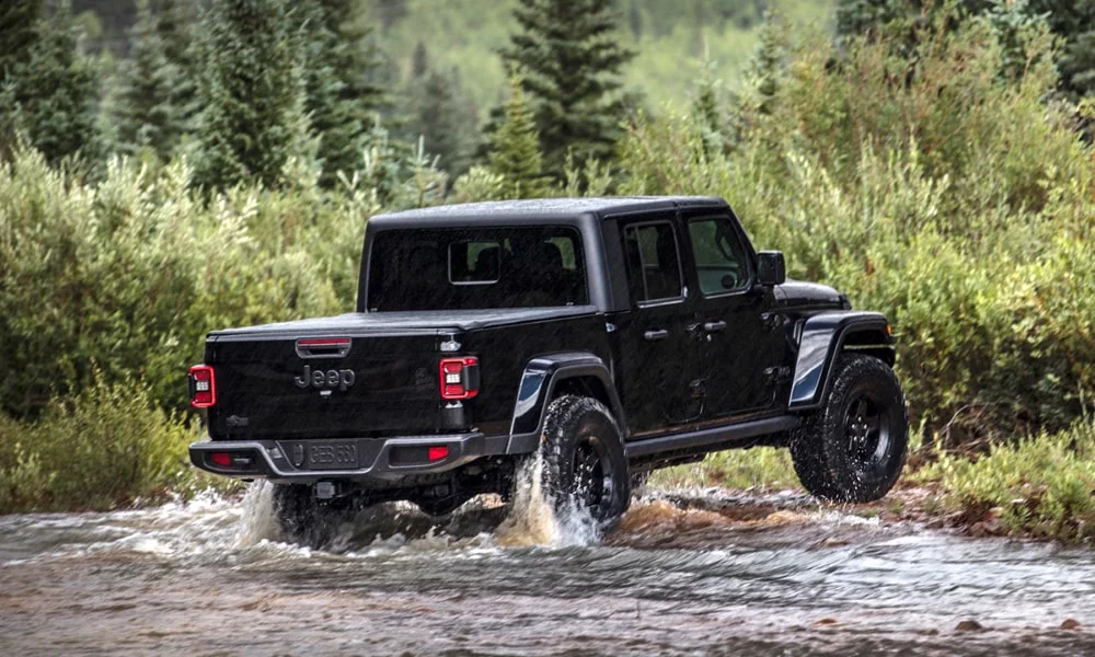 Фото Jeep Gladiator (2024) — вид сзади, фото 6. Графика фонарей, бампер и оформление пятой двери. Светодиодная полоса или раздельные секции — задняя оптика стала главным украшением кормы Jeep Gladiator (2024) — вид сзади, фото 6