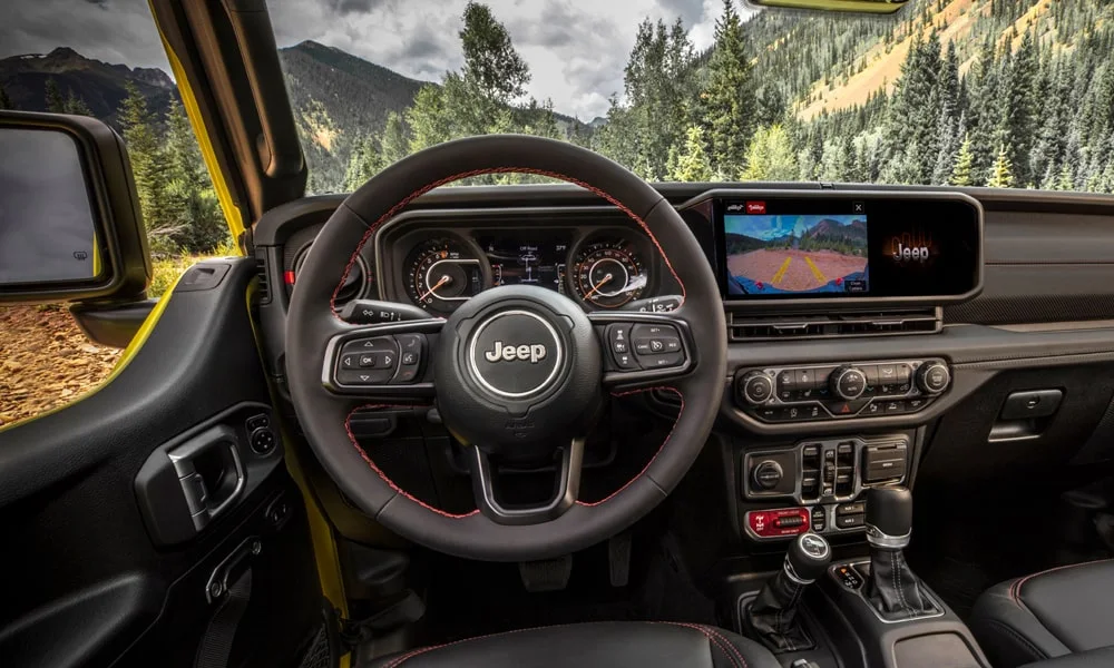 Фото Jeep Gladiator (2024) — руль. Обшивка обода и компоновка спиц крупным планом. Правильная посадка: руки на «9 и 3», приборы читаются поверх обода Jeep Gladiator (2024) — руль