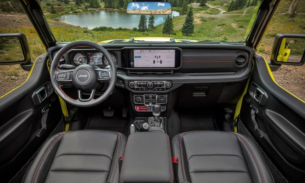Фото Jeep Gladiator (2024) — руль, фото 2. Обшивка обода и компоновка спиц крупным планом. Обогрев обода — опция, которую оценят зимой Jeep Gladiator (2024) — руль, фото 2