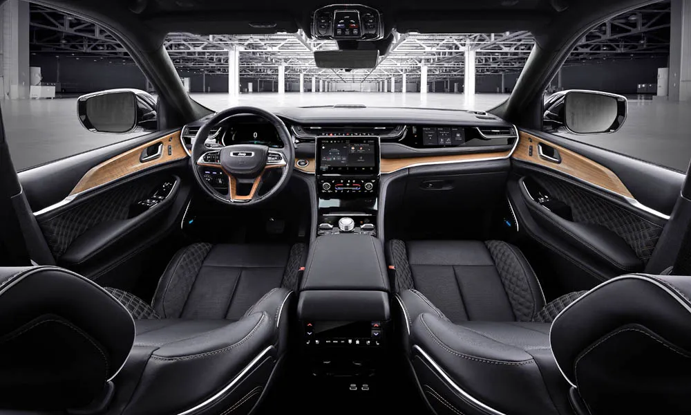 Фото Jeep Grand Cherokee (2024) — передняя панель. Компоновка экранов, дефлекторов и консоли. Минимум физических кнопок — ставка на экранное управление Jeep Grand Cherokee (2024) — передняя панель