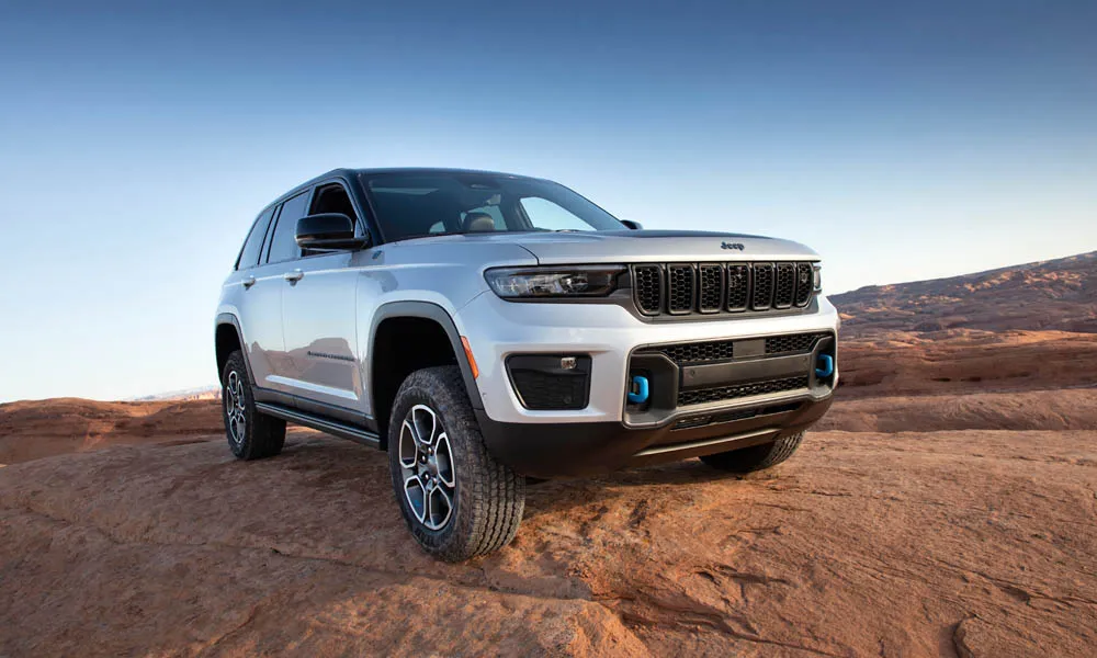Фото Jeep Grand Cherokee (2024) — вид спереди, фото 4. Серебристый кузов, строгая симметрия оптики — базовый ракурс знакомства с дизайном. Дневные ходовые огни включаются автоматически с запуском Jeep Grand Cherokee (2024) — вид спереди, фото 4